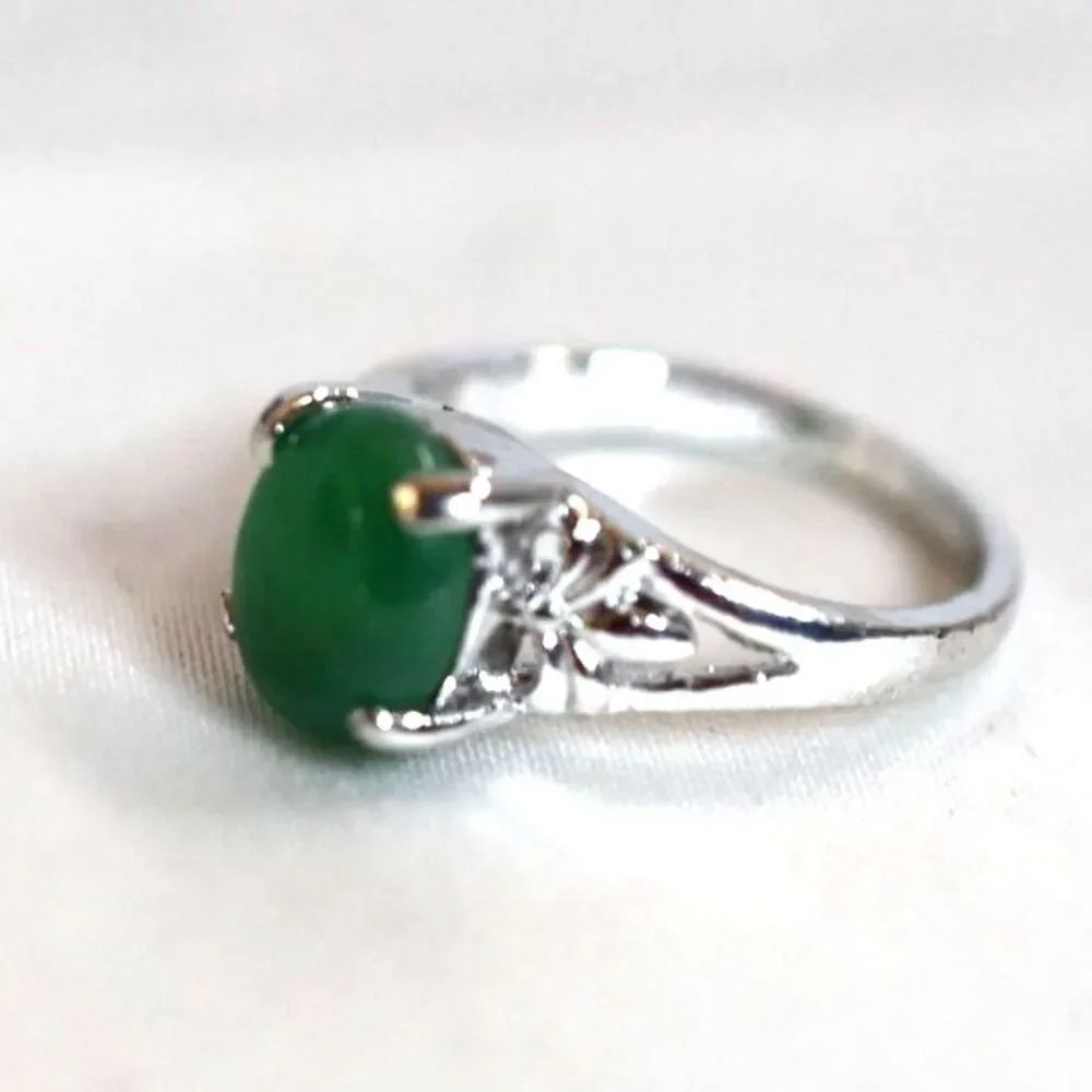 Classic Willow Green Oval Smooth Stone Inset Silver Tone Metal Size 10 Y2K Ring